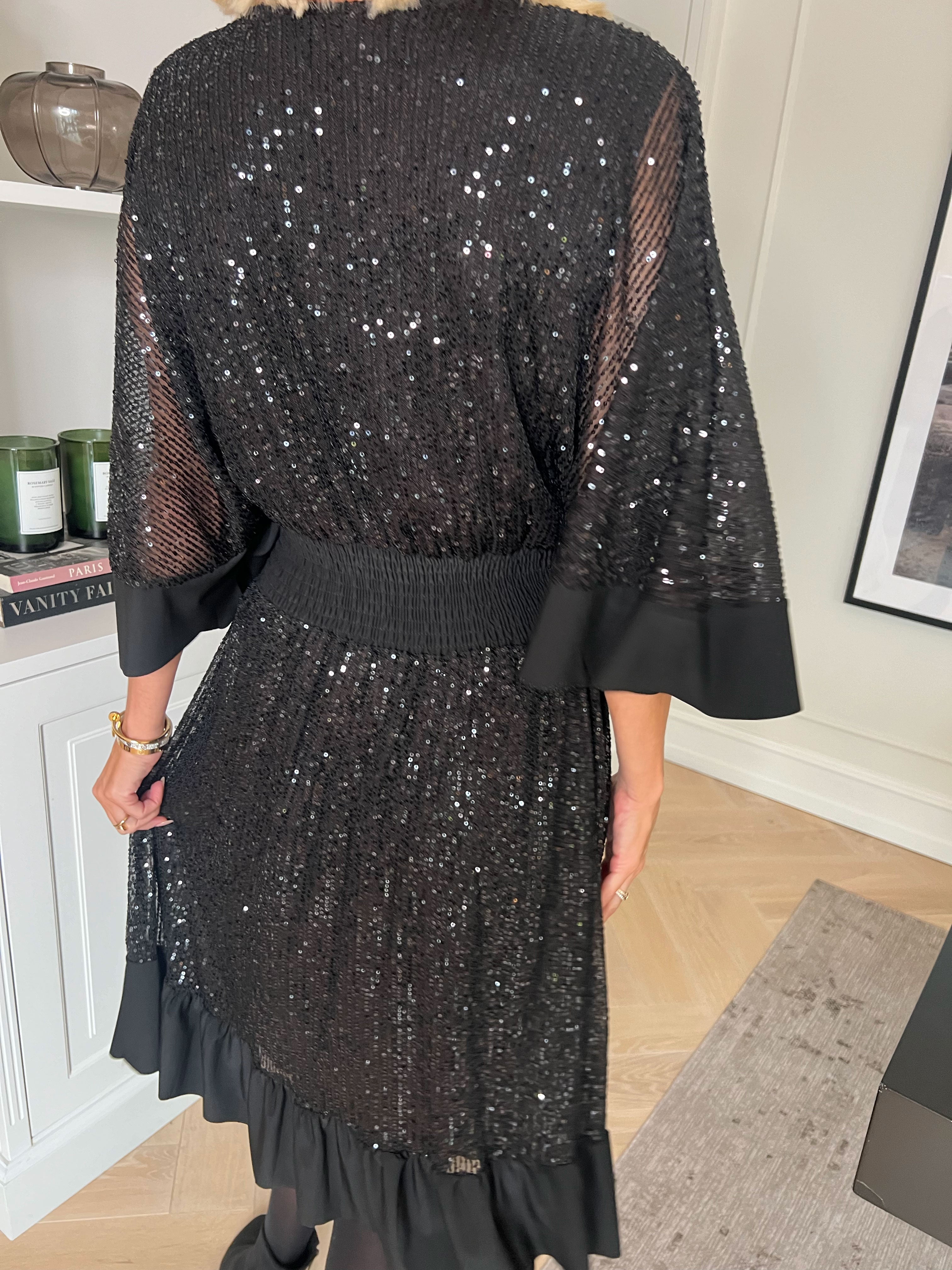 Pamela Glitter Short - Paljettklänning med volanger och smock